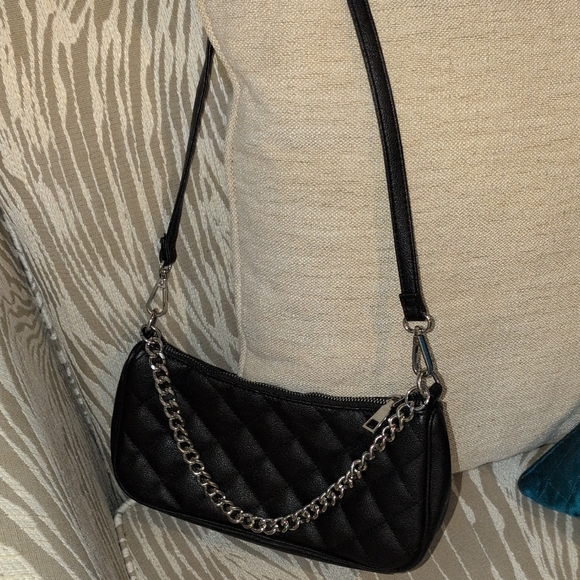 unbranded Handbags - Elegant Black Quilted Shoulder Bag with A Chain Strap And A Shoulder Strap